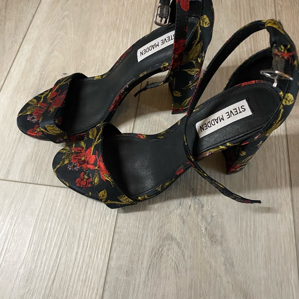 SOLD!! Steve Madden Black floral Carrson Sandals